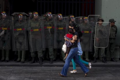 Insulza condena la violencia en Venezuela