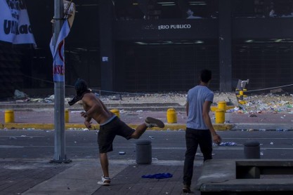 Dos muertos, 23 heridos y más de 25 detenidos en protestas en Venezuela