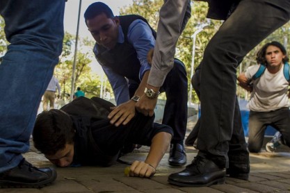 Dos muertos, 23 heridos y más de 25 detenidos en protestas en Venezuela