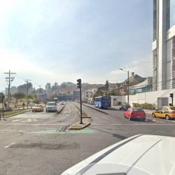 La avenida Tarqui está flanqueada por el parque El Arbolito y la Contraloría.