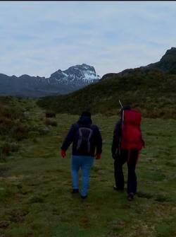 Imagen de turistas obsservando el Carihuairazo.