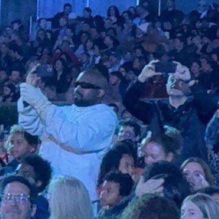 Kanye West entre el público apoyando a su hija.