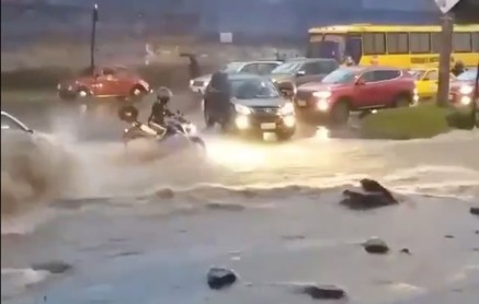 Fuertes lluvias en Quito arrastran a un motociclista