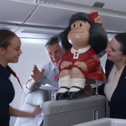 Asistentes de vuelo junto a Mafalda y Quino, creador de la tira cómica Mafalda.