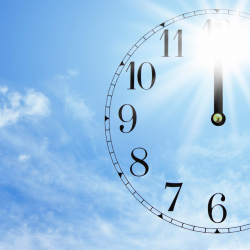 Imagen referencial del cielo soleado con un reloj