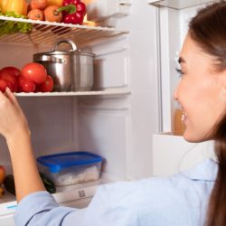 Mujer organizando su refrigerador