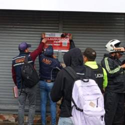 Momento de la clausura del local en San Bartolo, sur de Quito.