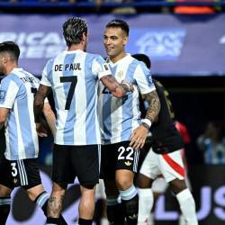 Jugadores de Argentina celebrando el triunfo sobre Perú.