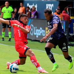 Jugadores de ambos clubes disputando el balón.