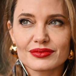 Angelina Jolie es una reconocida actriz estadounidense, famosa por su versatilidad interpretativa y su compromiso con causas humanitarias. Además de su exitosa carrera en Hollywood, es Embajadora de Buena Voluntad de ACNUR.