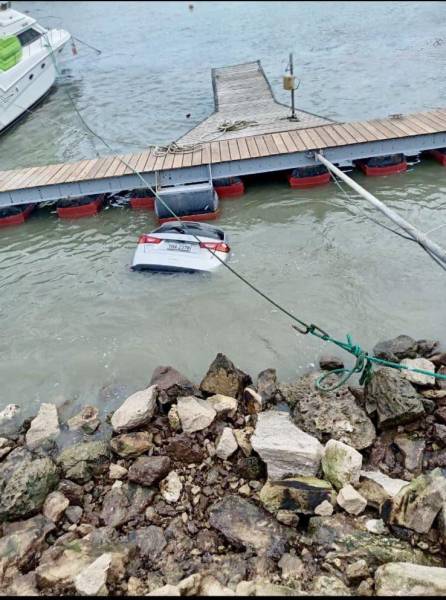 Imagen del vehículo que fue arrastrado al mar por el oleaje.