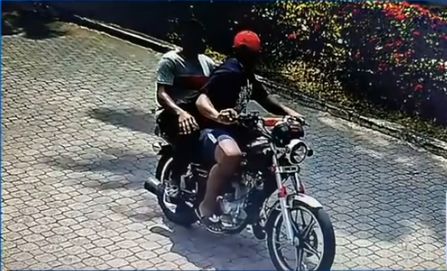 Hombres sospechosos en motocicleta captados por cámara de vigilancia.