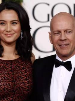 Fotografía del actor Bruce Willis junto a su esposa Ema Heming