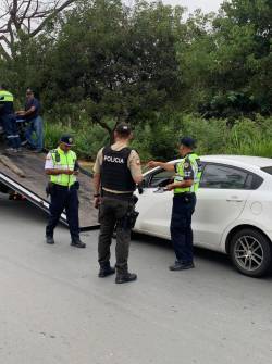 Imagen de agentes de la CTE colaborando en un operativo de Daule.