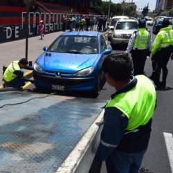 Un carro es subido a una plataforma en el norte de Quito.