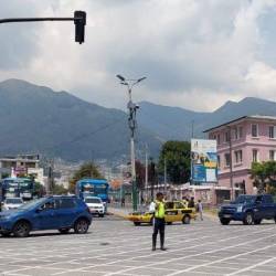 Un agente de tránsito gestiona la movilidad en el norte de Quito.