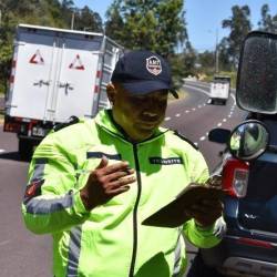 Un agente de tránsito realizando controles.