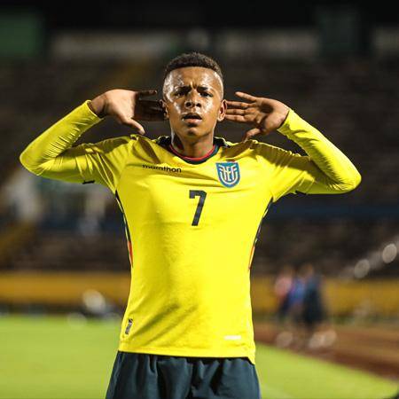 Keny Arroyo con la selección de Ecuador.