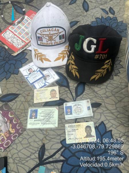 Imagen de documentos de identidad y gorras referentes a México hallados en Camilo Ponce Enríquez, en la provincia de Azuay.
