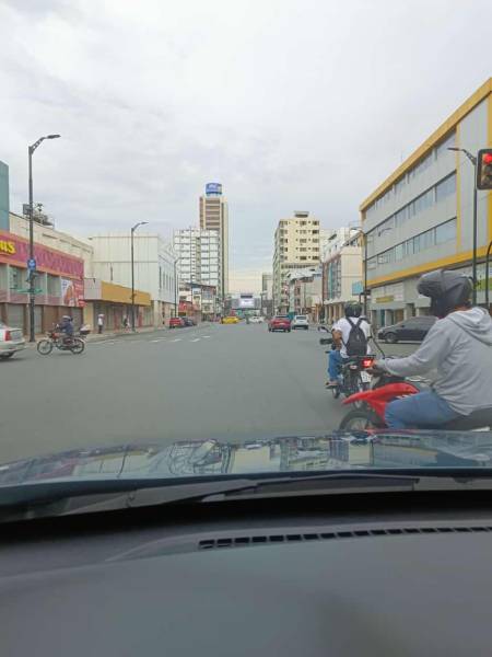 Poca presencia vehicular en la avenida Quito.