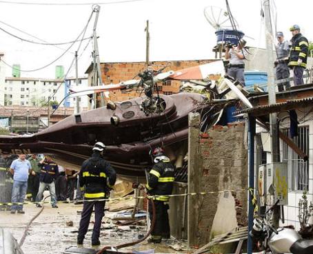 Un muerto y 4 heridos al caer un helicóptero en barrio de Sao Paulo