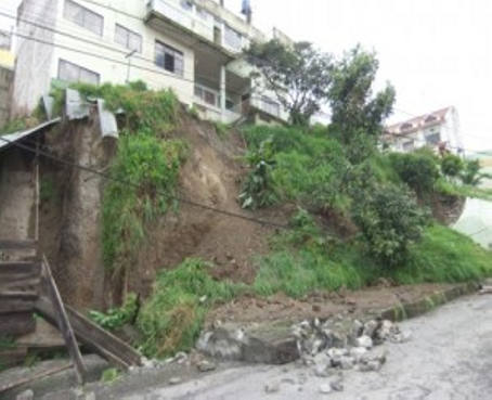 Tres casas colapsan en Loja por las lluvias