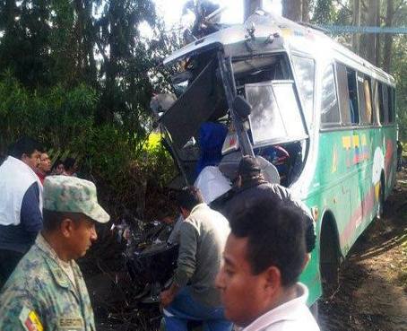 Un muerto y 20 heridos en accidente de tránsito en Machachi