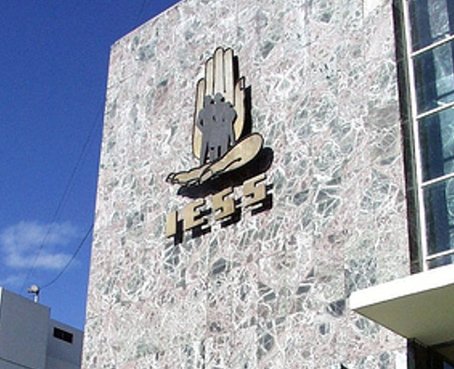 Ministerio de Finanzas dice que coordinará pago de deuda al IESS