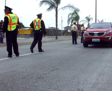 Se necesitan al menos 5 mil agentes de tránsito para controlar las carreteras