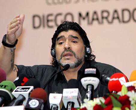 Diego Armando Maradona es despedido del club Al Wasl