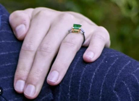 La mano de la princesa María Carolina de Liechtenstein, ahora comprometida con el venezolano.