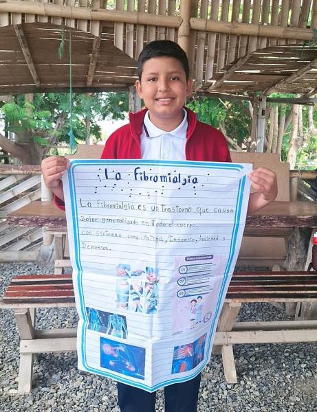A Carlos Blanco Zambrano le pidieron un trabajo en la escuela para que hable sobre una enfermedad y él decidió explicar sobre la fibromialgia porque es la enfermedad que padece su mamá, Claudia Zambrano.