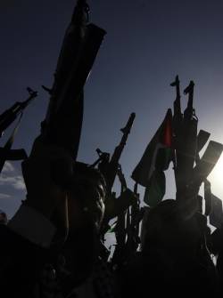 Manifestantes alzan sus armas durante una manifestación contra Israel en apoyo del pueblo palestino, en Saná, Yemen, el 7 de octubre de 2024.