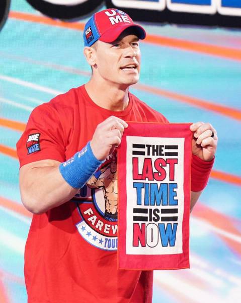 John Cena anuncia su retiro y muestra un banderín donde lo confirma.