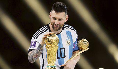 Lionel Messi, jugador de la selección Argentina toca la Copa del Mundo