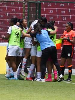 Liga recibió a Dragonas IDV en el estadio Rodrigo Paz Delgado por el campeonato nacional de fútbol femenino de la Superliga Femenina.