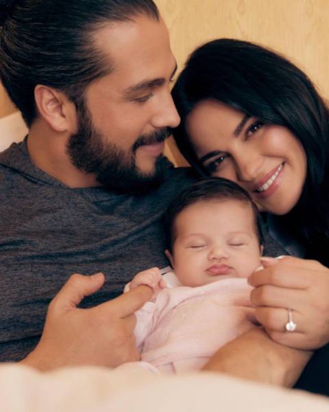 Foto de Maite Perroni y Andrés Tovar junto a su hija recién nacida.