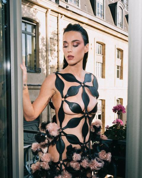 Katy Perry luciendo su vestuario en el Vogue World