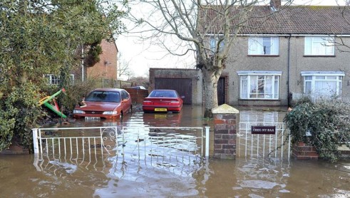 Fuertes inundaciones en Reino Unido provocan alerta y evacuaciones