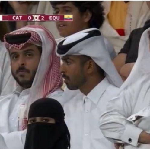 Hinchas qatarís ante el '2-0' que marcó Ecuador contra su país, Qatar.