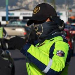 Agentes metropolitanos se ubican en puntos estratégicos para que se cumpla la restricción.