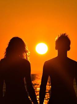 Pareja viendo el atardecer.