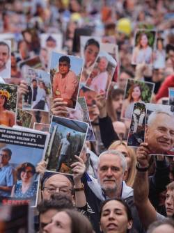 Personas se manifiestan en apoyo a Israel, este lunes en Buenos Aires (Argentina). La comunidad judía de Argentina convoca a un acto en la intersección de dos calles en Buenos Aires para recordar a las víctimas y exigir la liberación de los secuestrados, al cumplirse un año del ataque de Hamás en territorio israelí. EFE/ Juan Ignacio Roncoroni