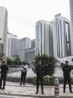 Fotografía de archivo que muestra a agentes de la Policía de Malasia resguardando la seguridad del hotel Mandarin Oriental.