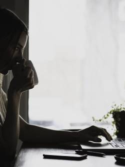 Mujer trabajando desde casa.