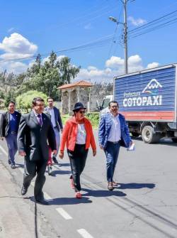 Recorrido de autoridades tras los accidentes de tránsito registrados en la vía Santa Ana de Locoa.