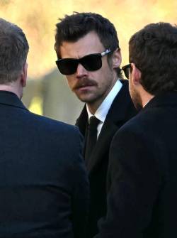 Los ex miembros de la banda One Direction, Harry Styles (C) y Niall Horan, se van después de asistir al funeral del fallecido cantante de One Direction, Liam Payne, en la iglesia de St Mary's en Amersham, al oeste de Londres, el 20 de noviembre de 2024. El funeral del ex One Direction El cantante de dirección Liam Payne, quien murió el mes pasado luego de caerse de su habitación de hotel en Buenos Aires, fue detenido el miércoles.