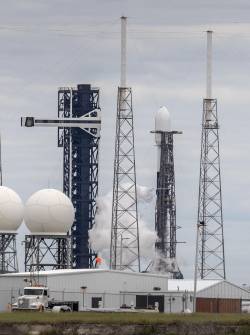 El lanzamiento espacial Delta 45 GSAT-20 sobre un SpaceX Falcon 9 está acoplado en el complejo de lanzamiento espacial 40 en Florida.