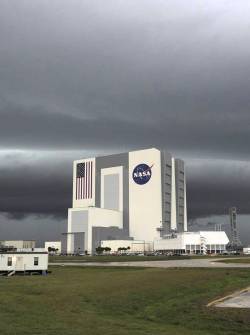 Fotografía cedida por la NASA donde se muestra la sede del Centro Espacial Kennedy en Merritt Island (Florida) cerrada este miércoles ante la llegada del huracán Milton.