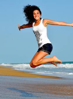 Mujer saltando de felicidad.